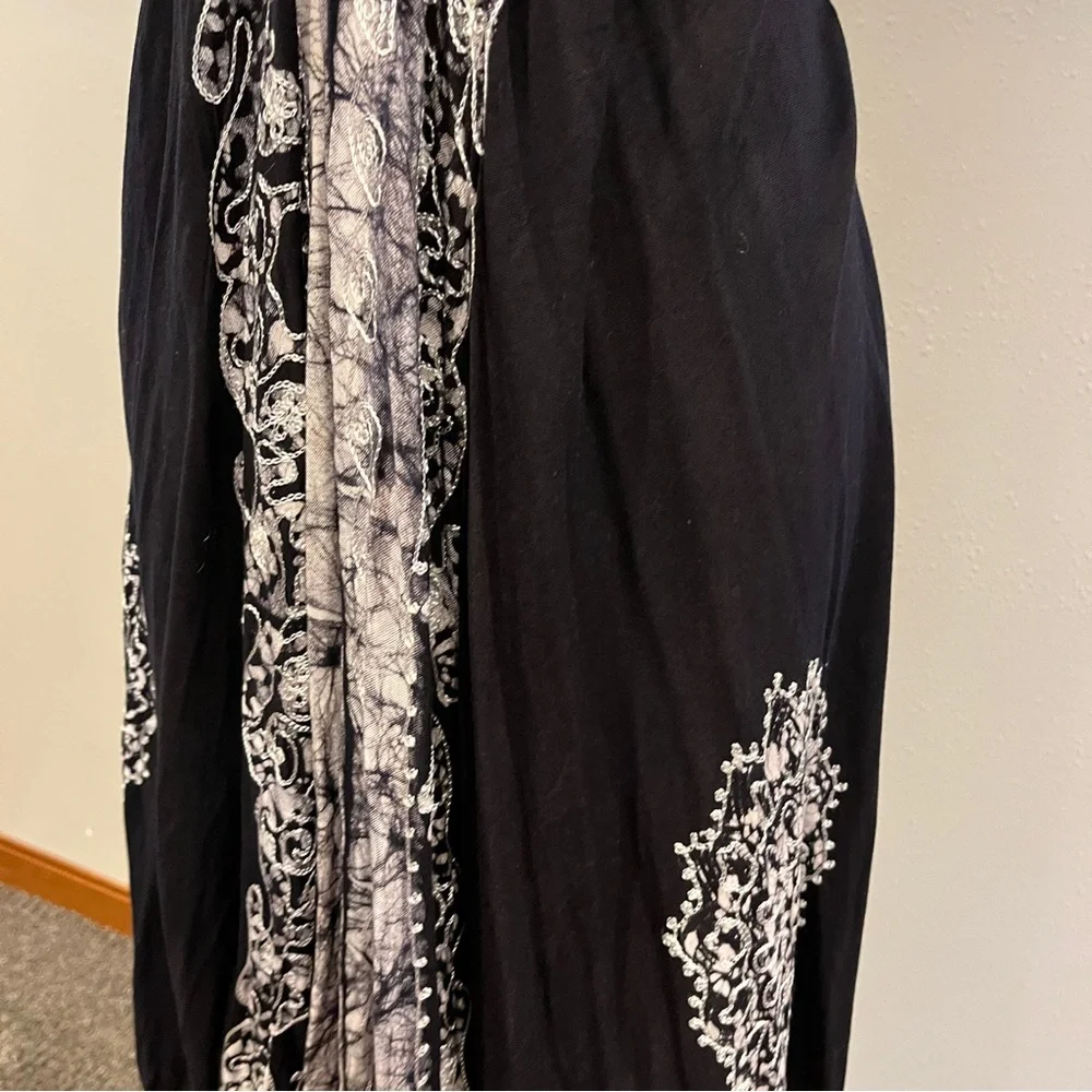 Elegant Black and White Halter embroidered asymmetrical midi Dress - Picture 3 of 13